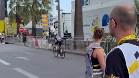 Eline Jansen obligee de faire demi tour lors de la derniere etape du Tour de France Femmes le 9 aout 2026 2330682
