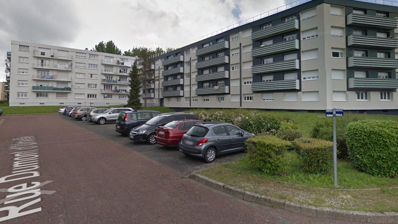 Une petite a survécu après être tombée du troisième étage d'un immeuble à Blois.