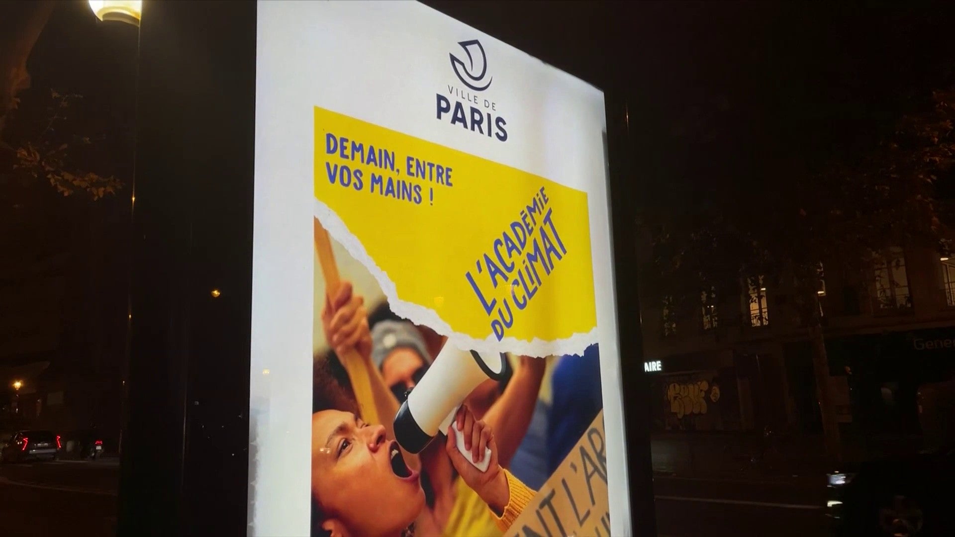 Paris: des publicités lumineuses toujours allumées la nuit, dont celle pour “l'Académie du Climat”