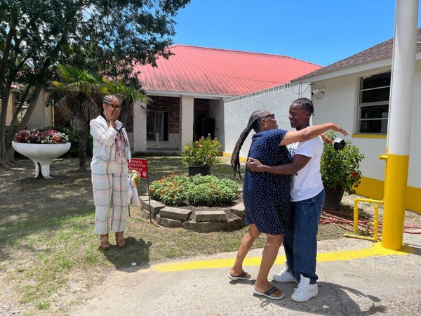 Cédric Dent retrouve sa mère après avoir passé 25 ans en prison