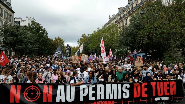 Loi sur la présomption de légitime défense pour les forces de l'ordre: des milliers de manifestants défilent à Paris