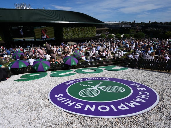 Les spectateurs sur The Hill à Wimbledon, le 6 juillet 2026.