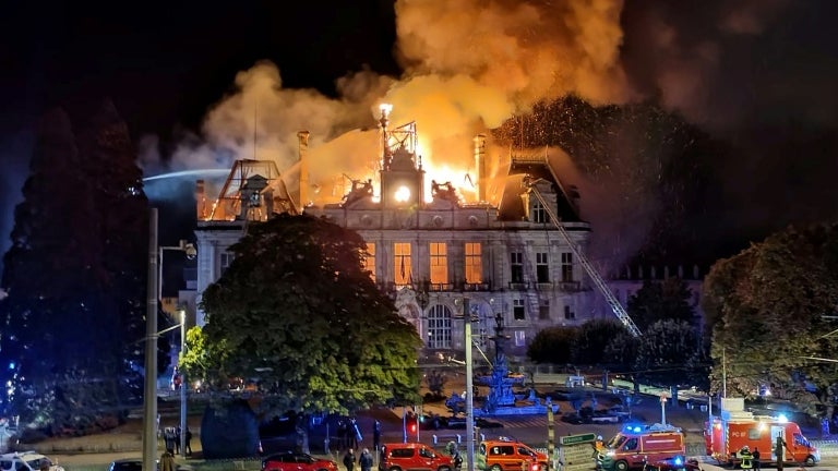 "Je m'étonne qu'on fasse appel au Raid": le témoignage de l'avocat du premier suspect interpellé après l'incendie de la mairie de Limoges