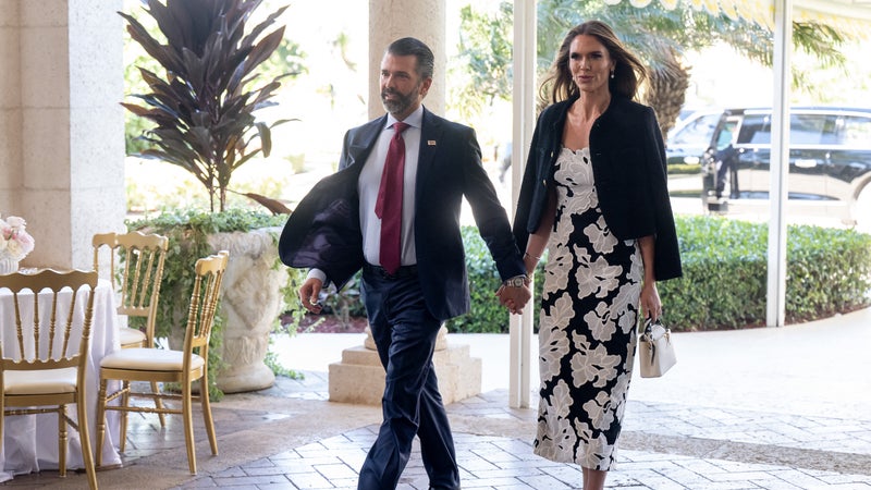 "Une fête sur une île privée payée par un oligarque lié à Poutine": un sénateur républicain demande une enquête sur le mariage du fils aîné de Donald Trump