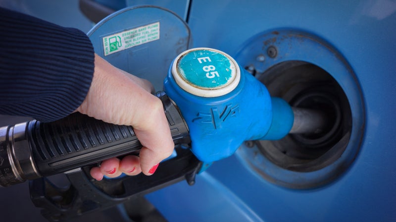 Un boîtier à 500 euros pour faire des pleins à seulement 25-30 euros: face à la flambée des carburants, les garagistes croulent sous les demandes de conversion au bioéthanol