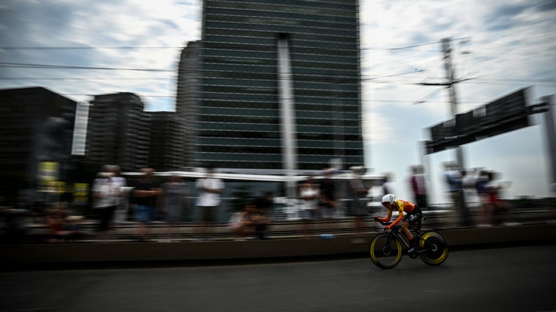 Une coureuse du Tour de France sur le chrono de Rotterdam le 13 aout 2024 illustration 2328073