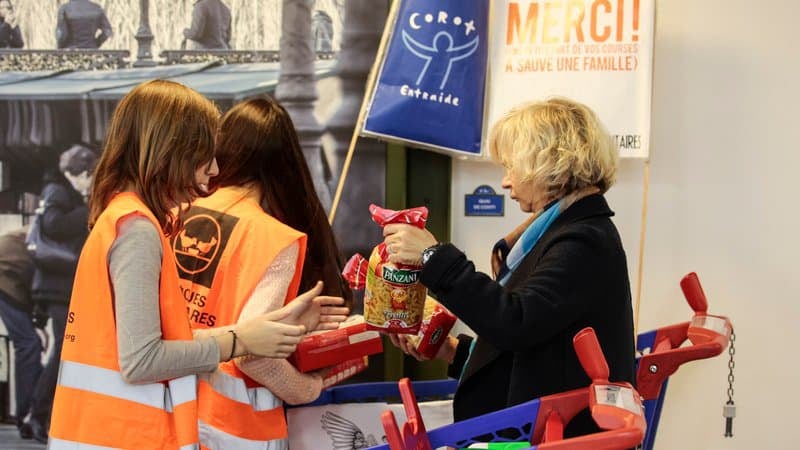 Les plus jeunes restent les plus généreux: les dons des Français aux associations baissent de 18 euros en moyenne cette année, de 222 à 204 euros