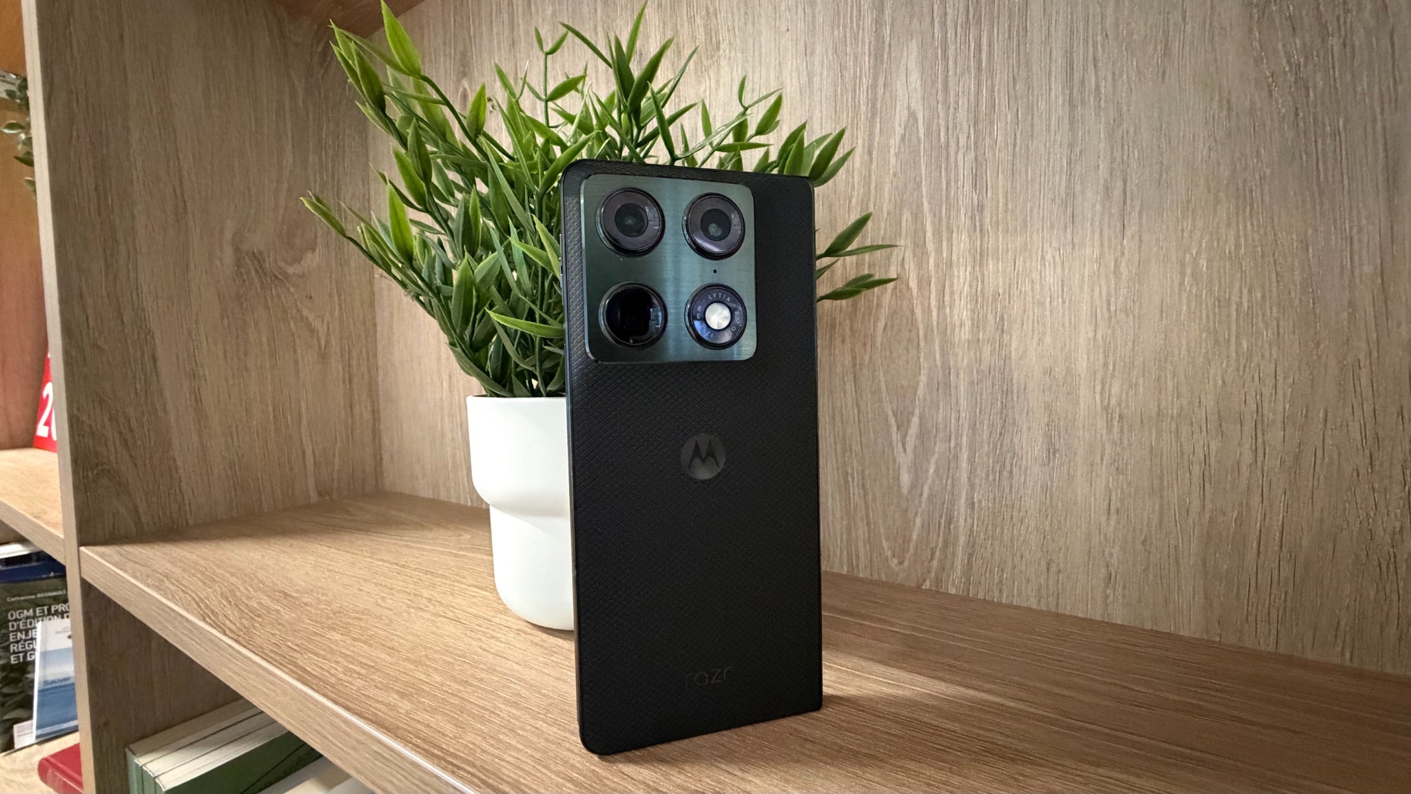 Test du Motorola Razr Fold: ce smartphone design et pliant a tout pour ...