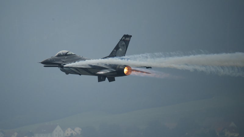 Un avion de chasse F-16 s'écrase aux États-Unis, son pilote "s'est éjecté avec succès"