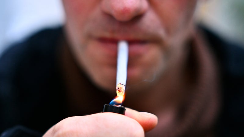 "La prévention ne suffit pas": face aux incendies, une sanction radicale pour les fumeurs qui jetent leur mégot?