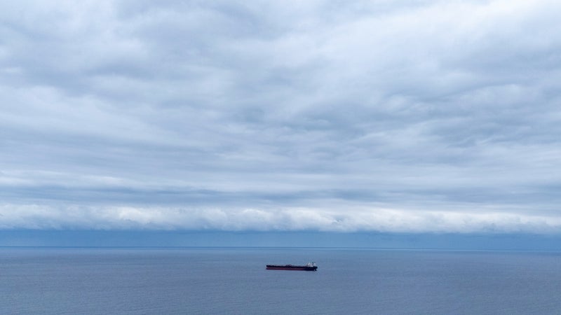 Deux navires frapprés par des drones en mer Noire, le Premier ministre bulgare dénonce "une attaque absolument inacceptable"