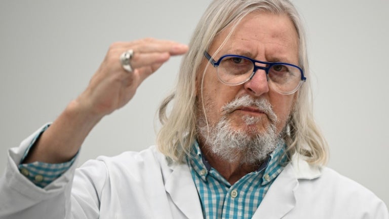 "Professeur Raoult vs. le gang des cerises" sur HBO revient sur la controverse autour de l'hydroxychloroquine pendant la crise du covid