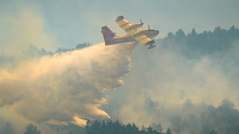Incendies: "Des Canadair sont encore en maintenance hivernale", déplore un pilote qui pointe du doigt un responsable