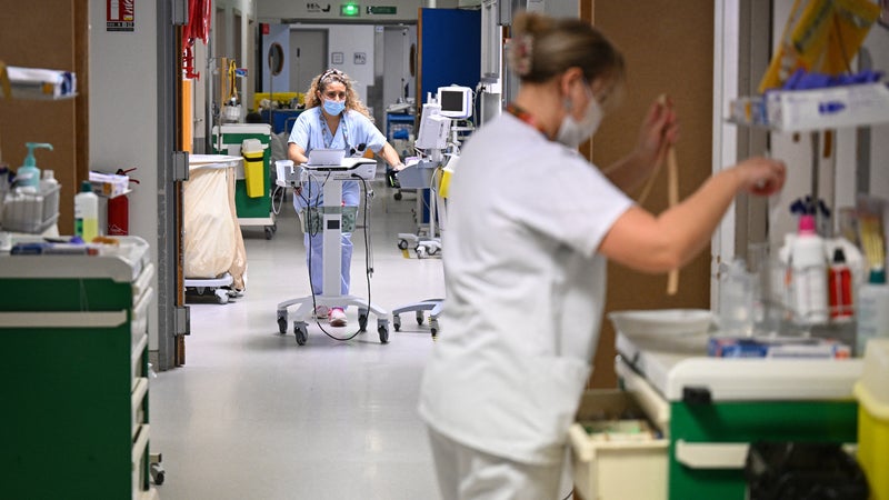 "Ils travaillent 59h par semaine": enfin une bonne nouvelle à l'hôpital avec la hausse du nombre d'internes?