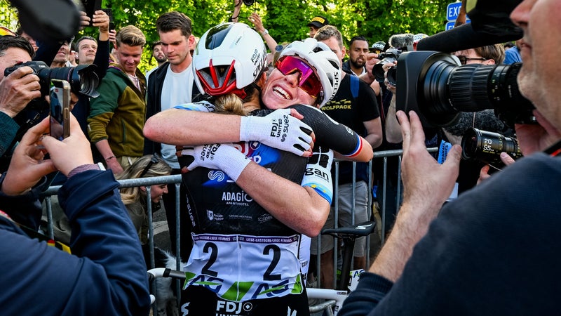Demi Vollering et Juliette Berthet le 26 avril 2026 a l issue de Liege Bastogne Liege 2327881