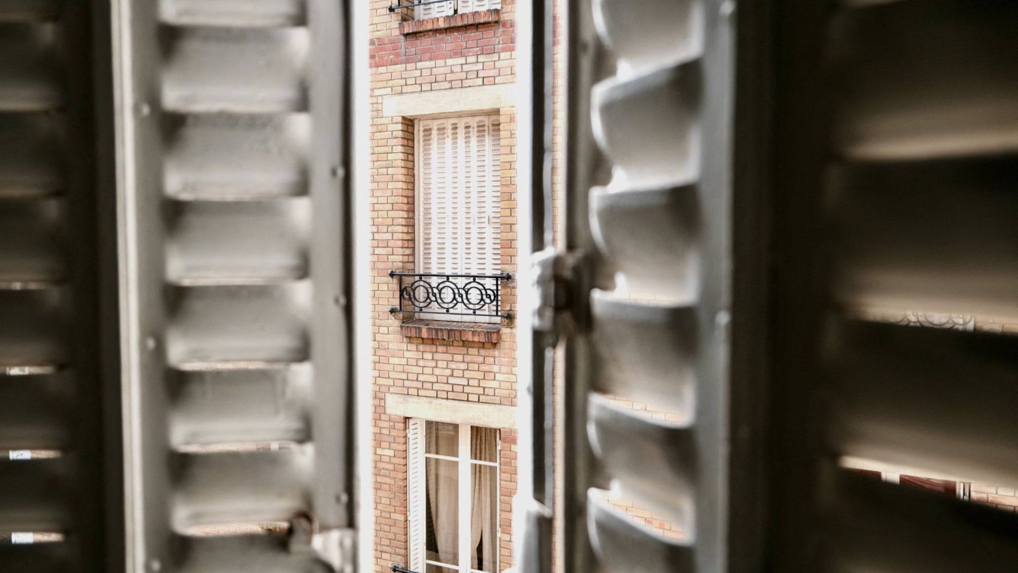 France Backs Housing Bill Amendments for Shutters and Heat Pumps