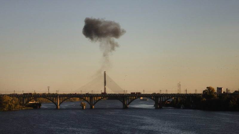 Guerre en Ukraine: un nouveau pont majeur de Kiev touché par une frappe russe, selon le maire de la ville