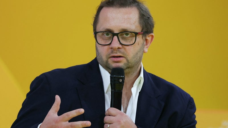 "Est-ce que cela vaut cet argent-là?": le français OVHcloud prépare sa propre IA "très en avance sur son temps" et son patron s'attaque aux milliards de l'autre français Mistral