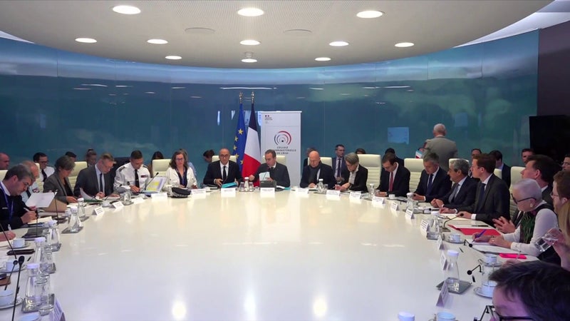 Image accompagnant « DIRECT. Violences du 17 octobre: la cellule de crise autour de Sébastien Lecornu a débuté, le Premier ministre s'exprimera à l'issue ».