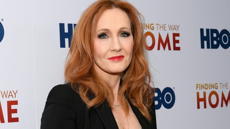 "Je continuerai à m'exprimer": JK Rowling dévoile un nouvel essai contre "l'activisme transgenre"