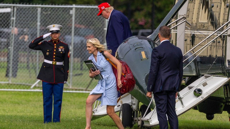 Donald Trump a offert 45.000 dollars en espèces à son assistante Natalie Harp et à deux autres collaboratrices comme cadeaux de fin d'année