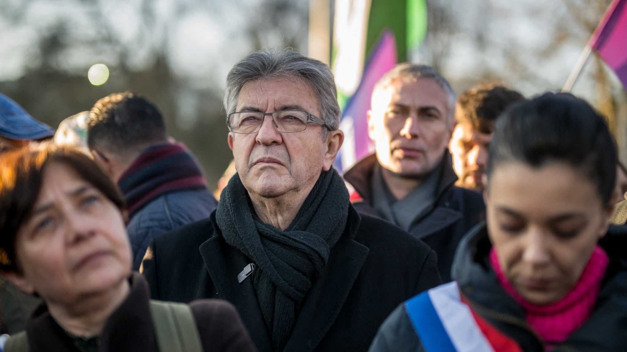 Méthodes sectaires, harcèlement, leader vénéré: LFI mis en cause par un livre-enquête
