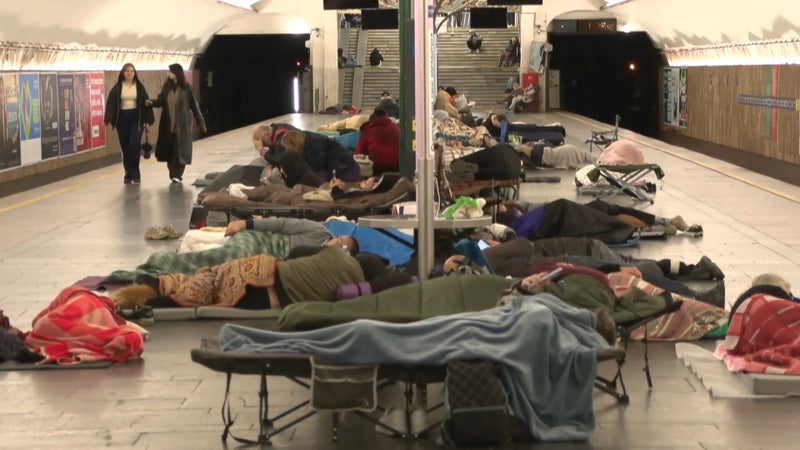 "Qu'est-ce qu'on peut faire d'autre?": les nuits d’angoisse des habitants de Kiev réfugiés dans le métro ukrainien pour éviter les frappes russes