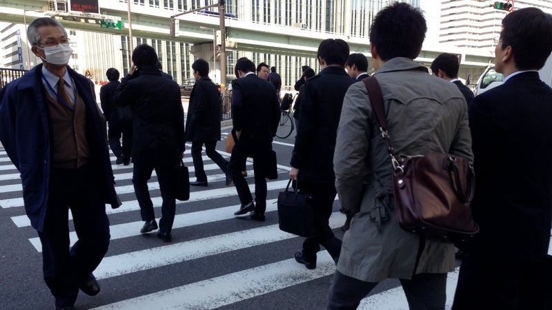 Jusqu'à 100 heures supplémentaires par mois: le Japon assouplit les règles sur le temps de travail, au risque de revenir à une culture du surmenage et des journées marathon