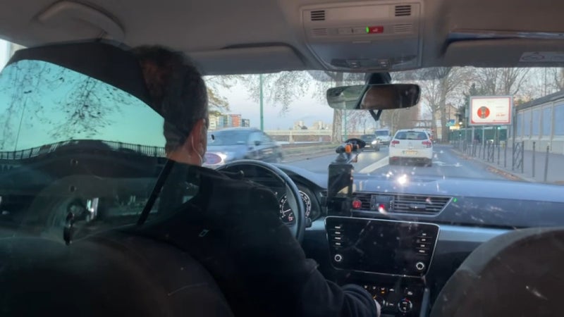 Uber et ses concurrents passent "pour deux mois" le revenu minimal horaire de 30 à 32 euros afin de "soutenir les chauffeurs VTC" face à la hausse des prix des carburants