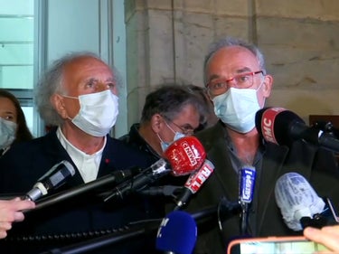 Le père d'Alexia Daval et son avocat à la sortie de l'audience ce mardi.