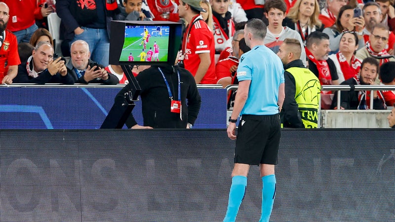 "Pas tr&egrave;s contents du VAR qui s'int&eacute;resse parfois &agrave; des choses microscopiques." L'UEFA s'&eacute;loigne de la FIFA et pr&eacute;cise l'utilisation de l'arbitrage vid&eacute;o pour la prochaine saison &agrave; travers une nouvelle plate-forme