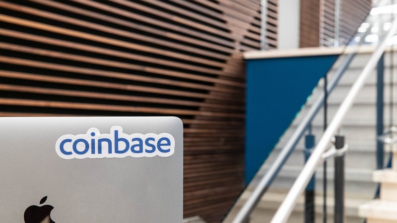 Coinbase n'a pas bien protégé les comptes de ses clients pendant 5 ans: la Banque centrale irlandaise inflige une amende de plus de 3 millions d'euros au géant des cryptomonnaies