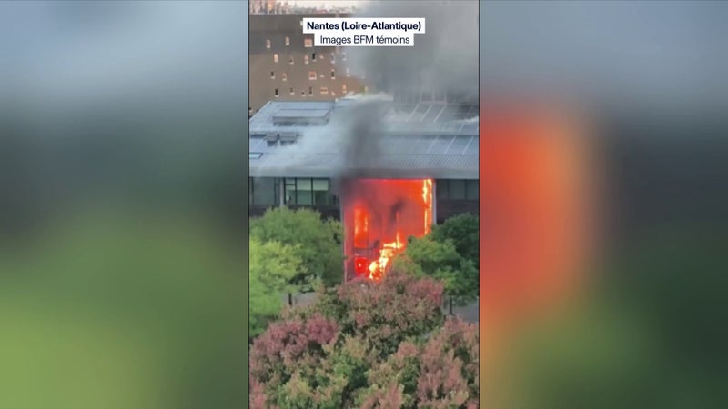 Colère lycéenne: un incendie ravage la façade du lycée Nelson-Mandela à Nantes