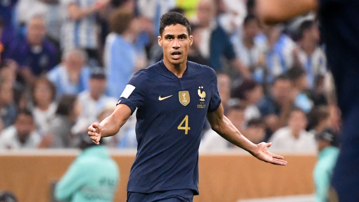 "Leur cerveau est encore en plein développement": sous l’impulsion de Raphaël Varane, Côme interdit les têtes dans son académie