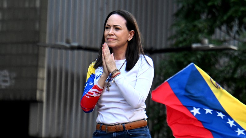 La cheffe de l'opposition et prix Nobel de la paix, Marina Corina Machado, empêchée de rentrer au Venezuela