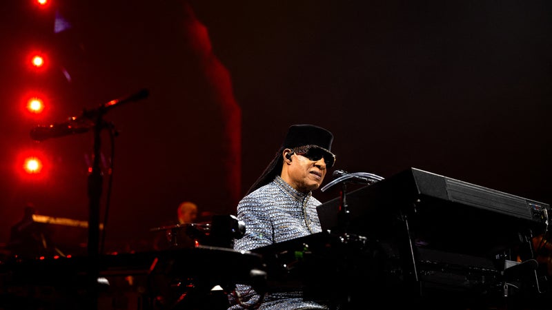 Message politique, duo surprise avec Lenny Kravitz... Stevie Wonder célèbre sur scène à Paris les 50 ans de son album culte, "Songs in The Key of Life"