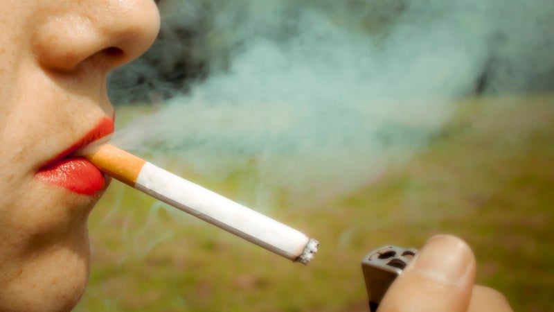 Tabac: à partir de 2027, la vente de cigarettes pourrait être interdite à toutes les nouvelles générations (même les personnes majeures)