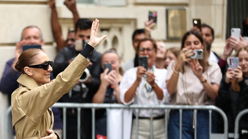Devant le palace de Céline Dion à Paris, des fans à l'affût d'une star qui "aime son public"