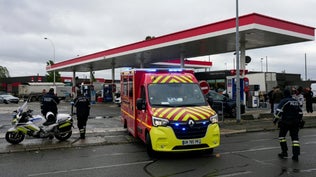 Des pompiers interviennent sur une station-service après des tirs, à Trappes (Yvelines), le 23 octobre 2026. 