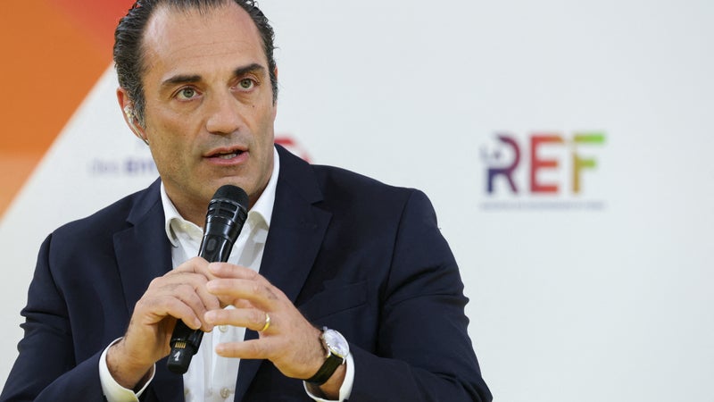DIRECT. REF 2026: le patron de Stellantis assure ne pas envisager de fermeture d'usine en France dans les 5 ans à venir