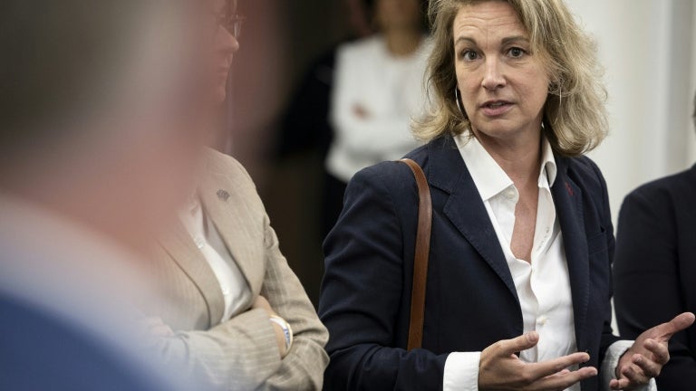 "On paie cash 10 ans de verticalité": Marylise Léon (CFDT) veut "une augmentation de 100 euros par mois pour tous les salariés" et charge le gouvernement