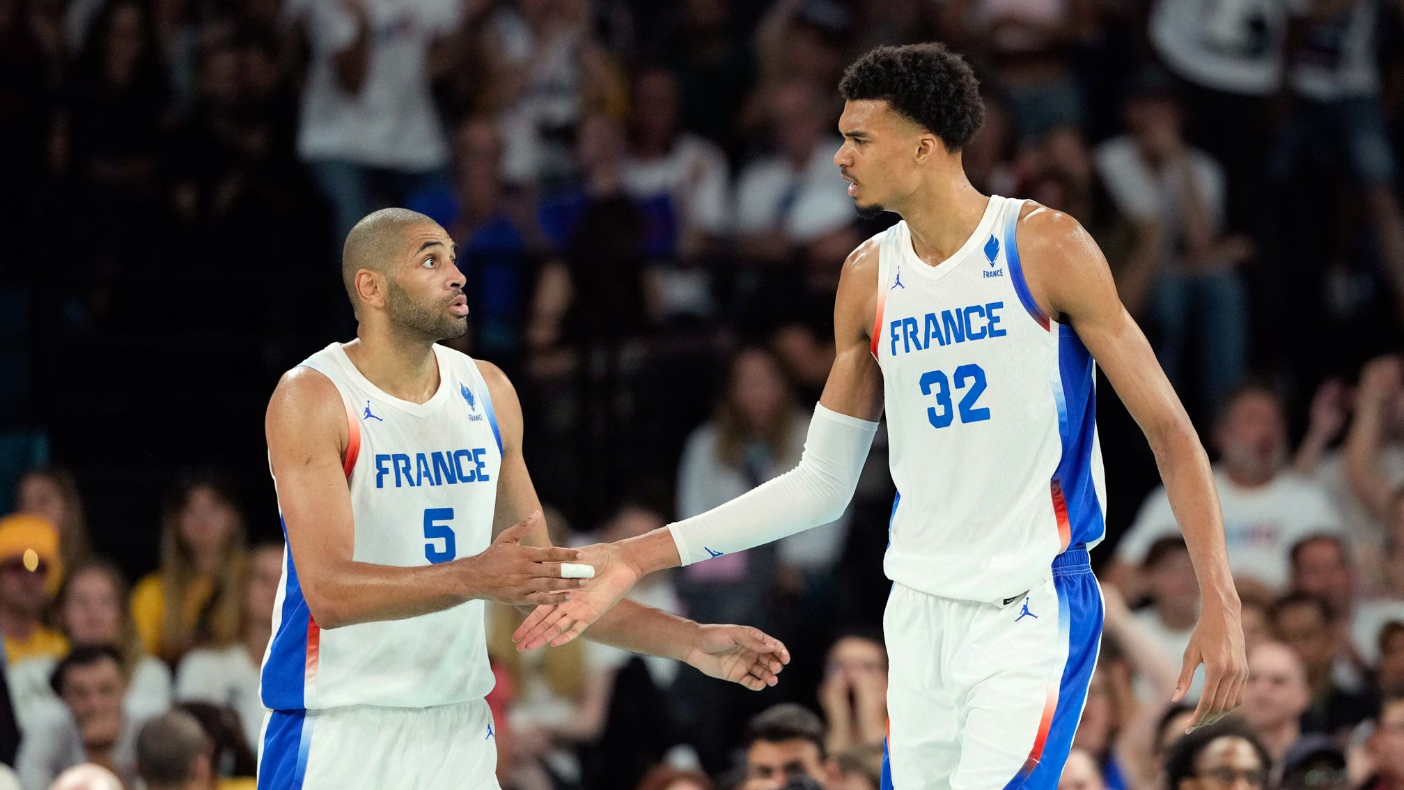 https://io-fsly-bfmtv.cdn.nextradiotv.com/tha_E1jRHhEbKZVTT-jlXbWceww=/0x0:2016x1134/images/Nicolas-Batum-et-Victor-Wembanyama-lors-de-la-demi-finale-des-JO-de-Paris-France-Allemagne-le-8-aout-2024-2103866.jpg