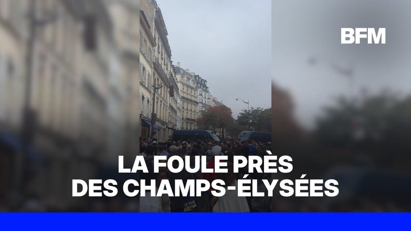 Visite du pape en France: la foule afflue près des Champs-Élysées