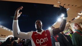 Paul Pogba face aux supporters de l'AS Monaco après la victoire face au PSG le 29 novembre 2025
