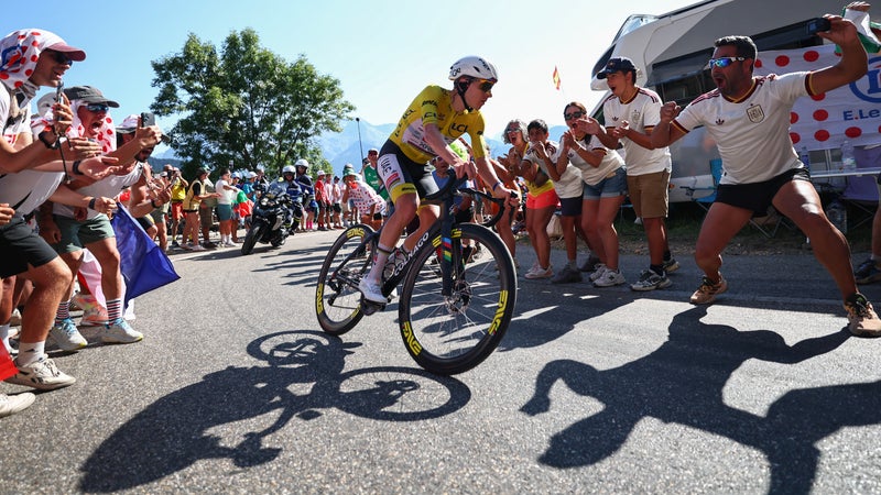 Tadej Pogacar dans la montee de l Alpe d Huez 19e etape du Tour de France 24 juillet 2026 2324959