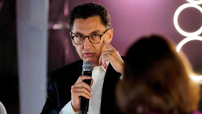 "Une chaîne qui n'est pas rentable disparaît": le patron de Canal+ assure qu'il devra augmenter les prix de l'abonnement de 10% si le gouvernement décide de doubler la TVA
