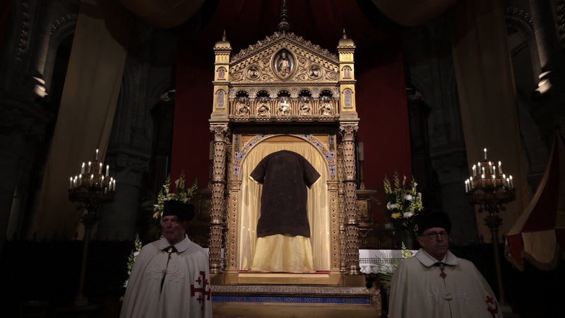 Un événement "vraiment exceptionnel": la Sainte Tunique exposée au stade de France pour la messe du pape Léon XIV