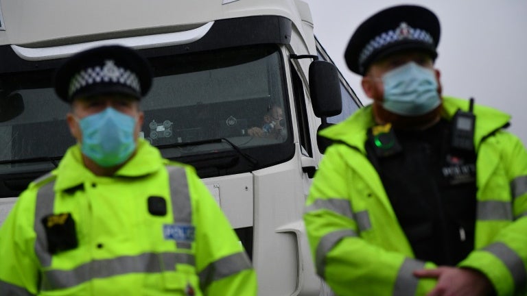 Un cordon de police à l'entrée du port de Douvres, dans le sud-est de l'Angleterre, le 23 décembre 2020 (Illustration)