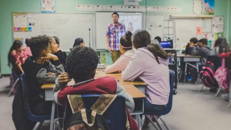 Rentrée décalée et réseaux sociaux: le ministère de l’Education nationale confirme que, comme prévu, les élèves retrouveront bien le chemin de l’école la semaine prochaine