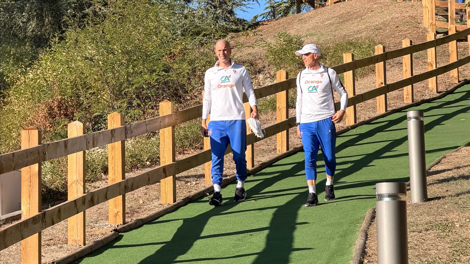 齐达内 (Zinedine Zidane)(粗俗)和大卫·贝托尼 (David Bettoni) 在克莱枫丹 (Clairefontaine) 的训练 - 2026 年 9 月 21 日 齐达内 (Zinedine Zidane)(粗俗)和大卫·贝托尼 (David Bettoni) 在克莱枫丹 (Clairefontaine) 的训练 - 2026 年 9 月 21 日